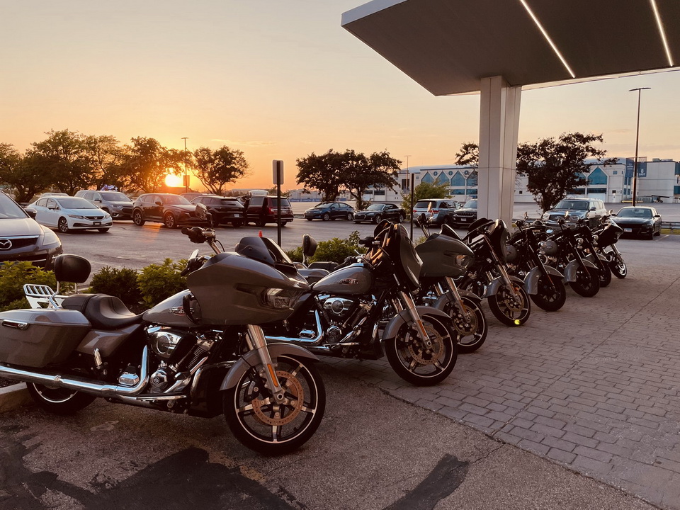 Motorräder vor dem Hotel